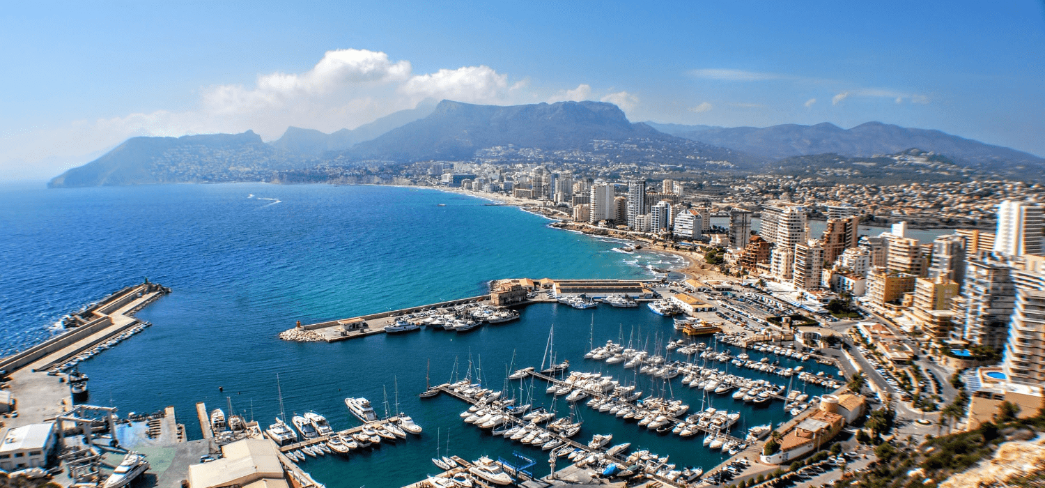 Mediterrane havenstad vanuit de lucht