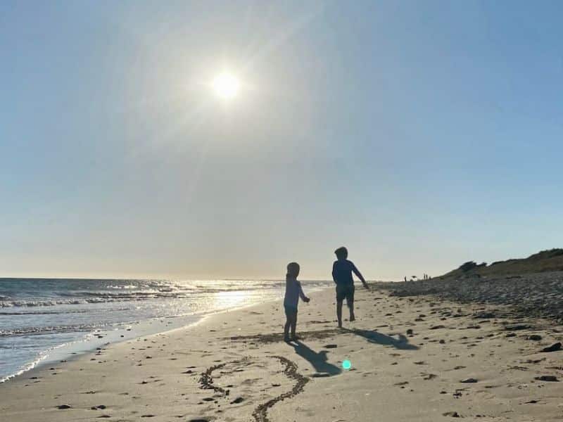 Spelen op het mooie strand van Ile de Re