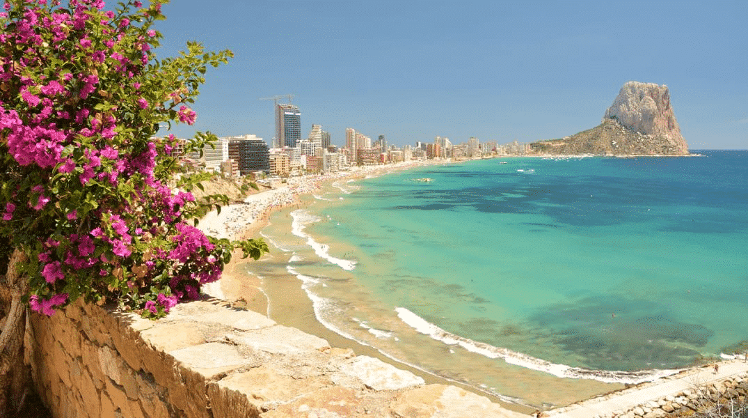 Kust en bebouwing bij Calpe