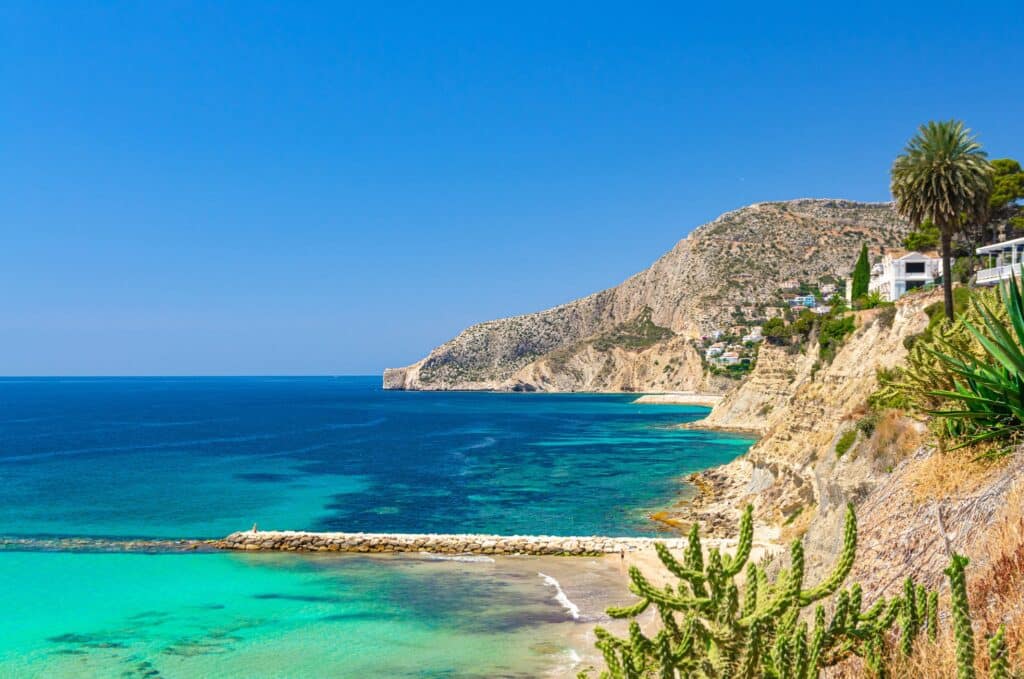 De spectaculaire kustlijn van de Costa Blanca.. Bron: Aliaksandr Antanovich / Getty Images